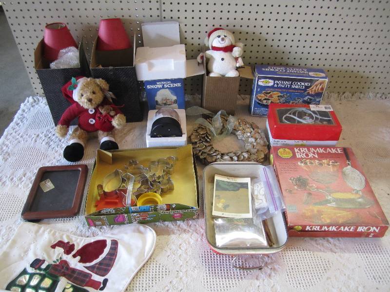 lot 108 image: Lot of misc vintage cookingbaking ...