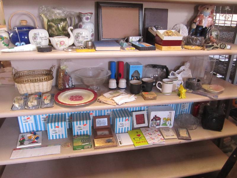 lot 110 image: Large lot of misc items in a large ...