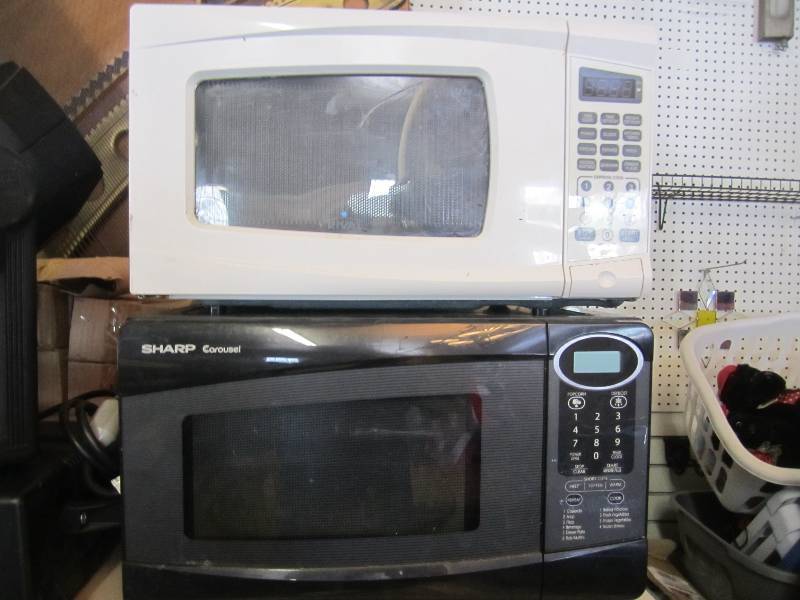 lot 115 image: Lot of 2 microwaves. Both tested an...