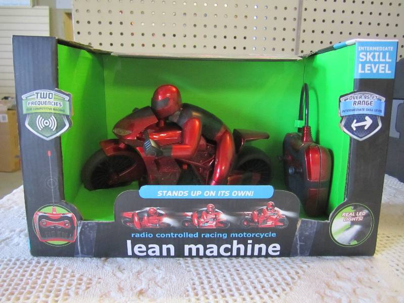 lot 140 image: Radio Controlled (RC) Racing Motorc...