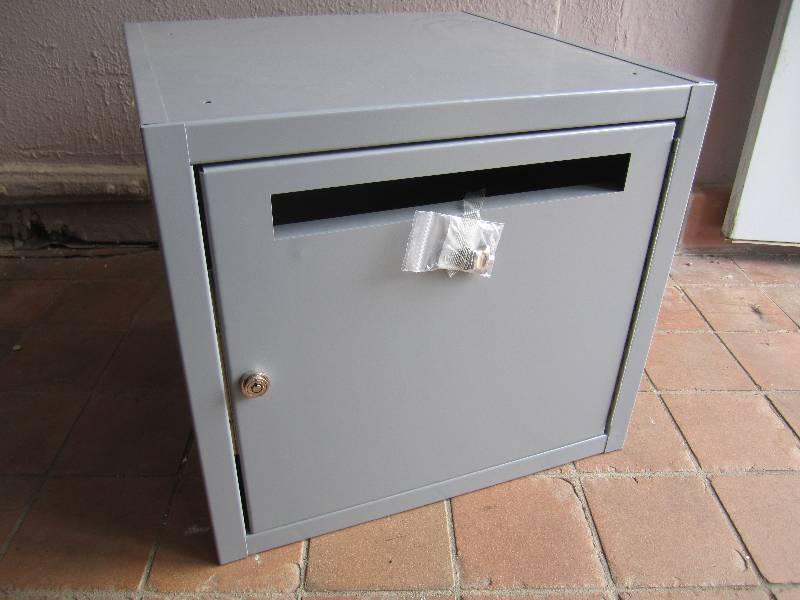 lot 165 image: Metal Locking Drop Box 20 x 20 x 18...