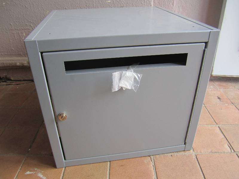 lot 167 image: Metal Locking Drop Box 20 x 20 x 18...