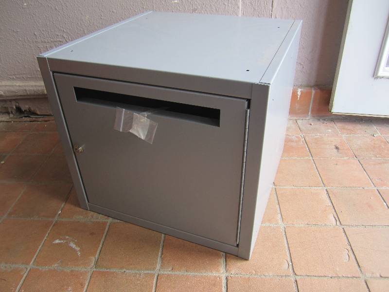 lot 168 image: Metal Locking Drop Box 20 x 20 x 18...