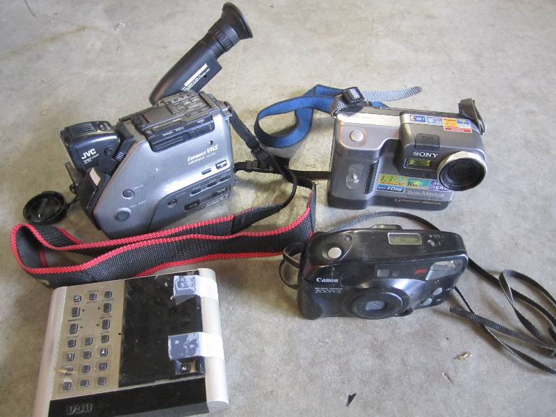 lot 172 image: Lot of misc electronics. Cameras Re...