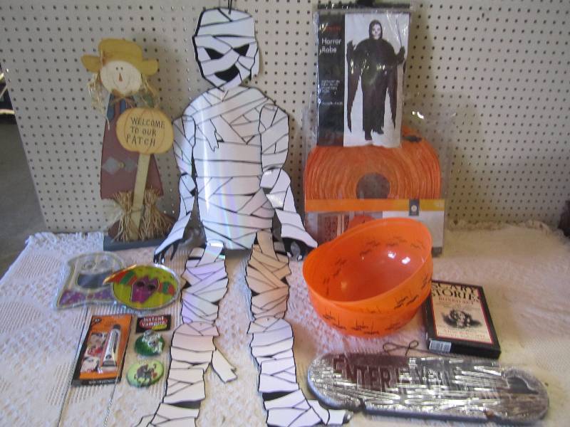 lot 189 image: Lot of misc Halloween Costume and d...