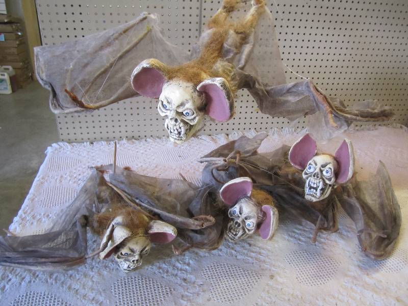 lot 190 image: Lot of 4 Creepy Fliers Hanging Deco...