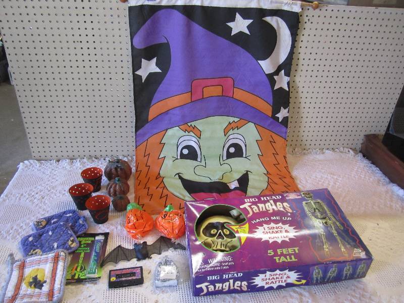 lot 191 image: Lot of misc Halloween Decor...
