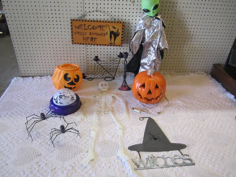 lot 193 image: Lot of misc Halloween Decor...