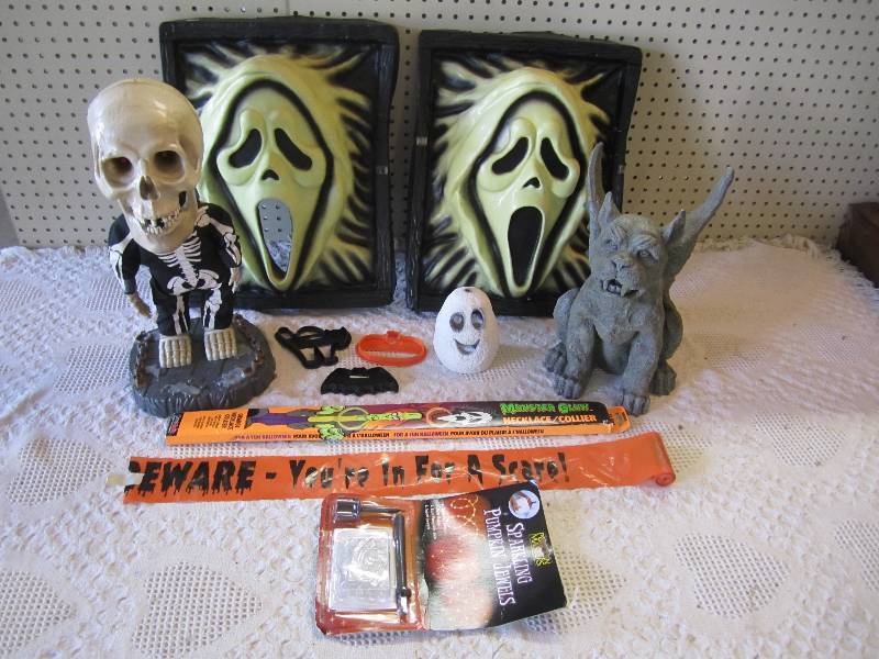 lot 195 image: Lot of misc Halloween Decor...