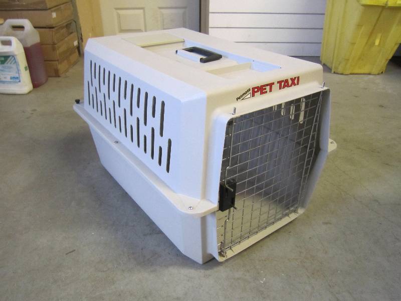 lot 202 image: Petmate Pet Taxi Medium sized. 26 x...