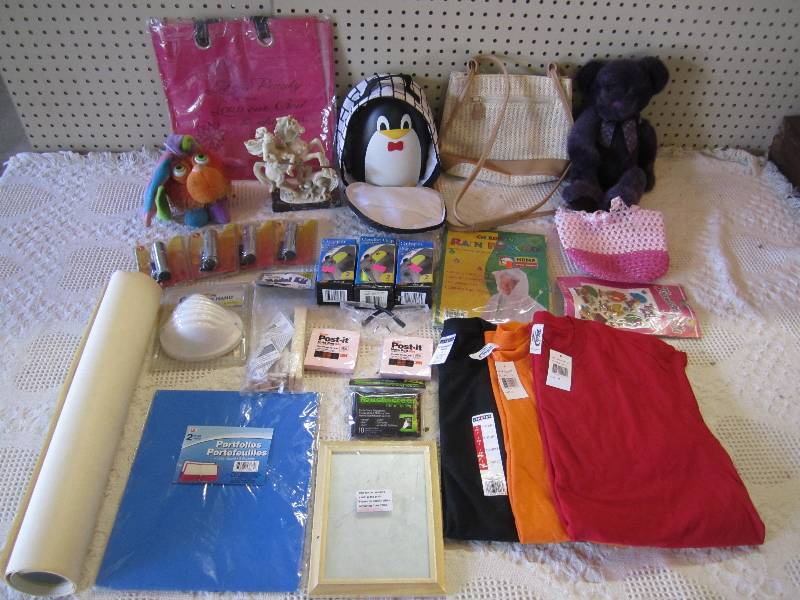 lot 208 image: Lot of misc items. See photos....