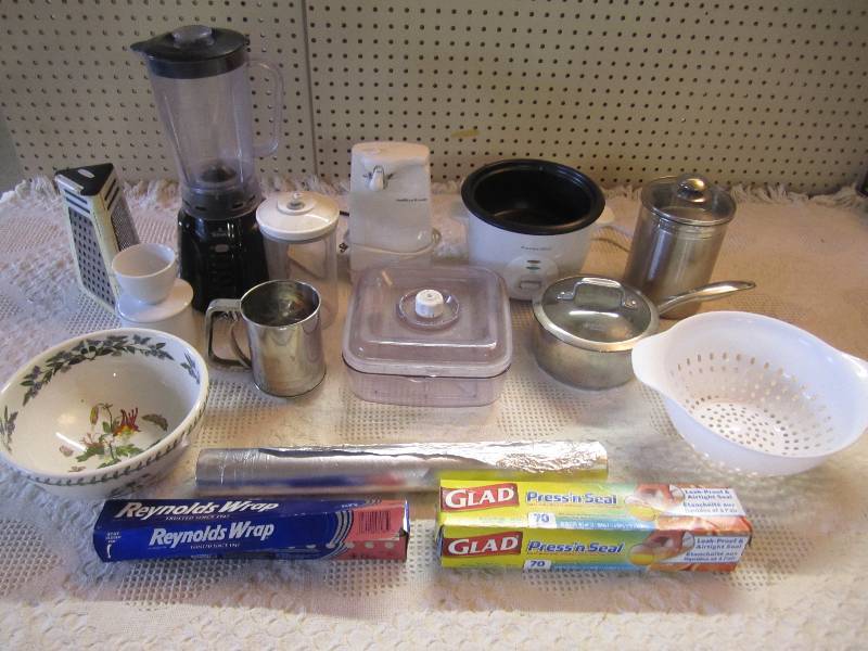 lot 219 image: Lot of misc ktchen items. All elect...