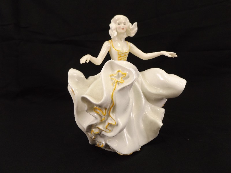 lot 14 image: MINT Vintage 1974 Royal Doulton Figurine Sweet Seventeen HN 2734