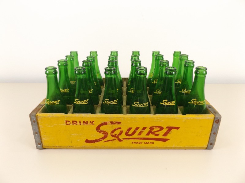 lot 21 image: Vintage Squirt Crate with 24 Seven Ounce Bottles