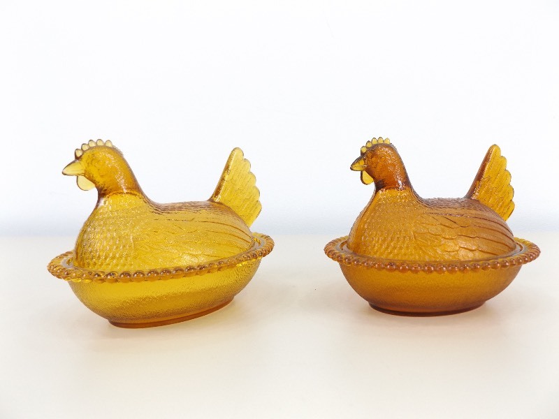 lot 27 image: 2 MINT Vintage Glass Nesting Hens