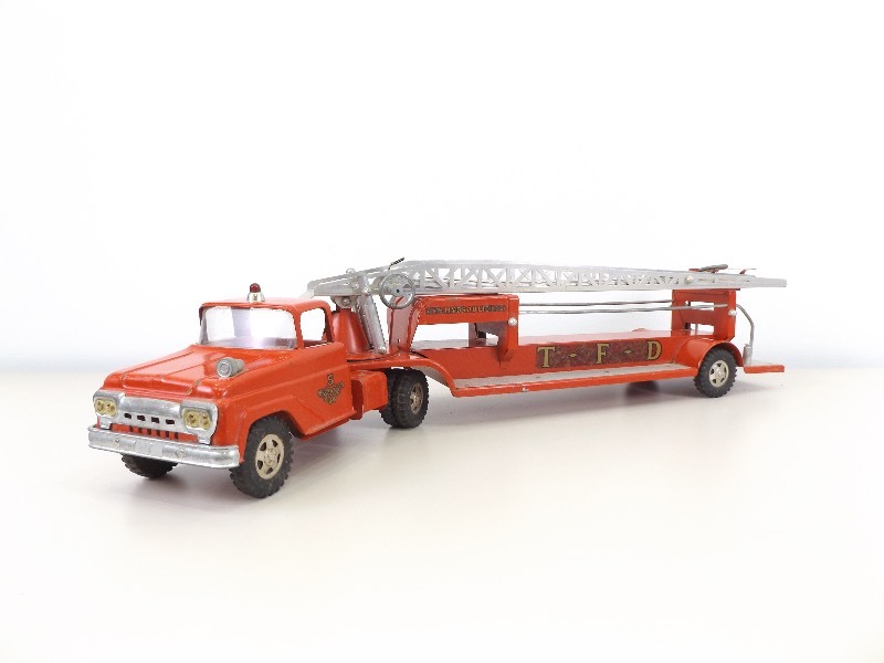 lot 1 image: 1950s Tonka #5 Fire Truck