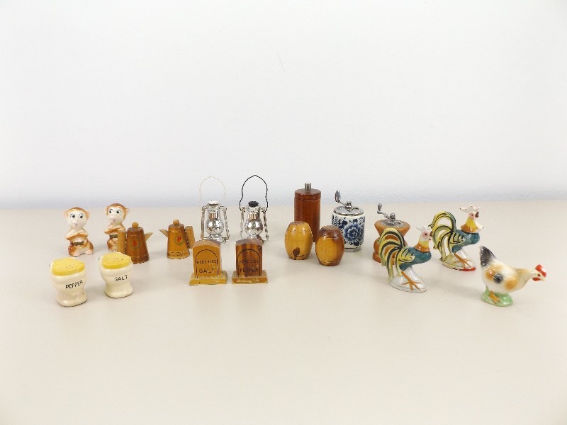 lot 33 image: Lot of Vintage Salt & Pepper Shakers