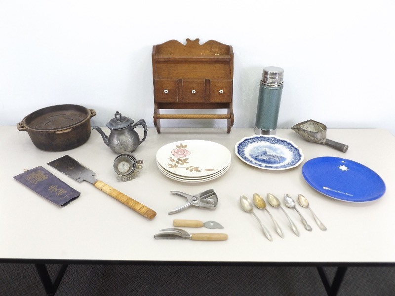 lot 49 image: Lot of AntiqueVintage Kitchen Items