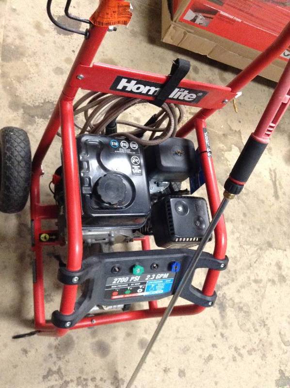 HOMELITE 2700-PSI 2.3-GPM Gas Pressure Washer used in working conditions