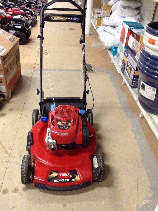 Toro 22 in. Personal Pace Recycler Variable Speed Gas Self Propelled Mower with Briggs & Stratton Engine Model#  20332 in like New working conditions