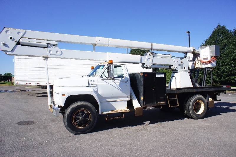 lot 8 image: 1989 FORD - F800 - 52 2 MAN BUCKET - 5.9 CUMMINS - DIESEL - 33,000 LBS - EVERYTHING WORKS  AND OPERATES - (# 1561)