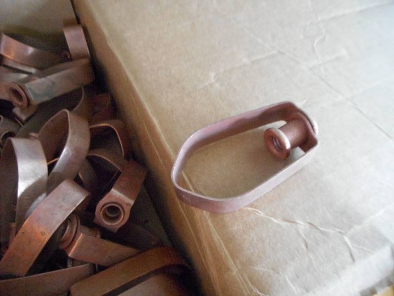 lot 217 image: Anival Swivel Ring Hangers Box of 100