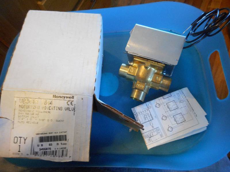 lot 176 image: Honeywell Motorized Diverting Valve Vo844A 1044