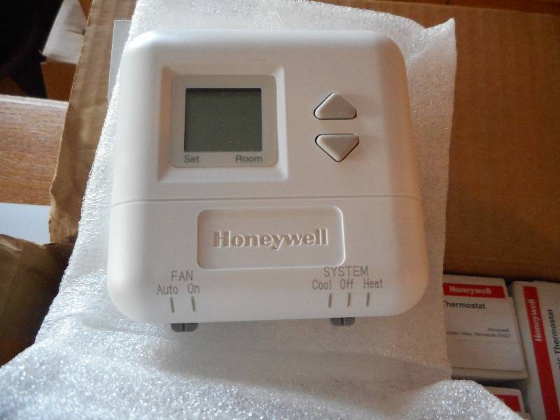 lot 102 image: Honeywell Tradeline Electronic Thermostates