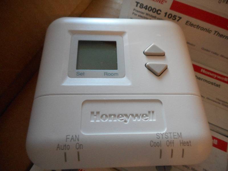 lot 103 image: Honeywell Tradeline Electronic Thermostates