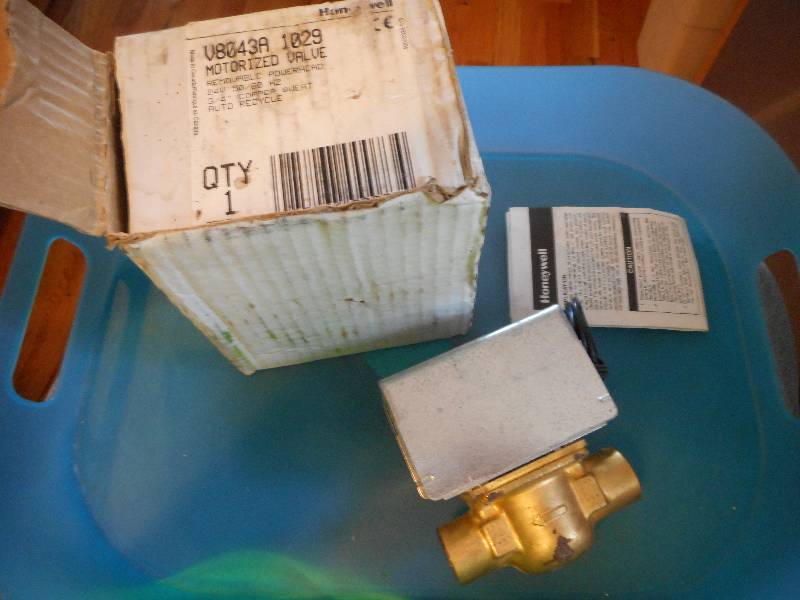 lot 180 image: Honeywell Motorized Valve V8043A 1029