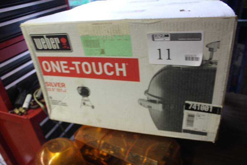 lot 11 image: Weber One Touch 22in. Kettle Charcoal Grill