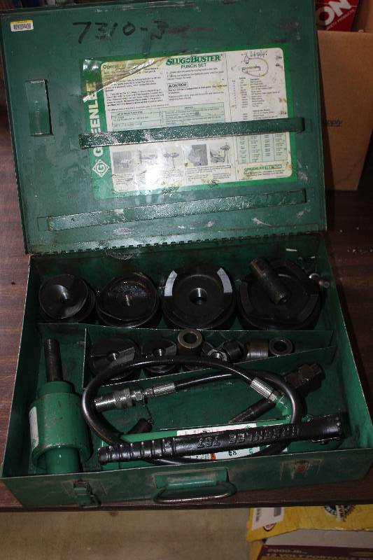 lot 16 image: Greenlee SlugBuster Punch Set w Greenlee 767 Hydraulic Hand Pump, Case