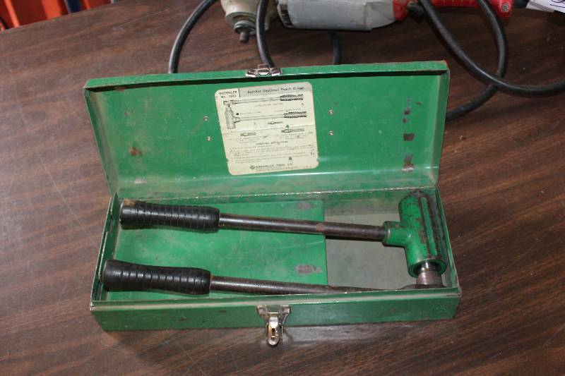 lot 17 image: Greenlee 1804 Ratchet Knockout Punch Driver Set w Case
