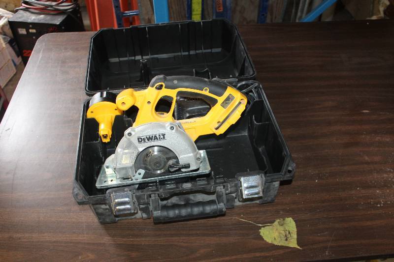 lot 21 image: Dewalt 24V Circular Saw w Battery, Charger, Blades, Case