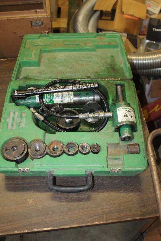 lot 52 image: Greenlee 746 Punch Set w Greenlee 767 Hydraulic Hand Pump, Case
