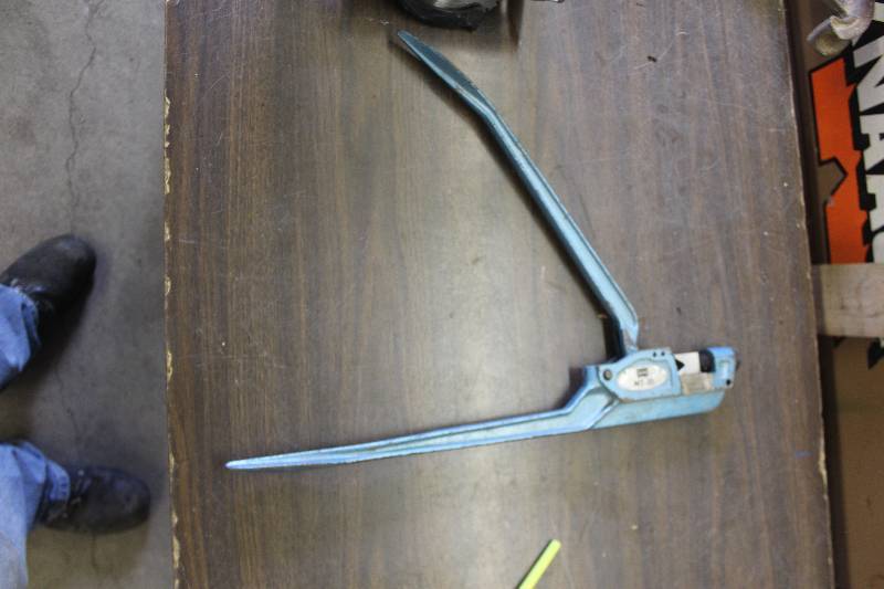 lot 66 image: Ilsco MT-20 Aluminum Dieless Crimping Tool