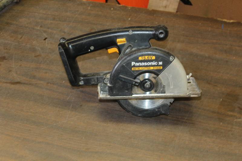 lot 67 image: Panasonic 15.6V Metal Cutter w Charger, Case
