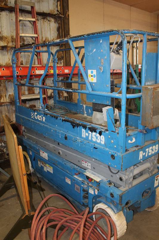 lot 2 image: Genie Platform Lift