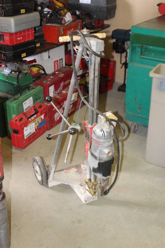 lot 77 image: Milwaukee Tools Vac-U-Rig