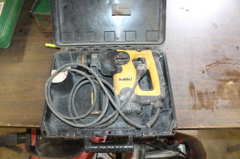 lot 81 image: Dewalt L-Shape Three Model SDS w Case