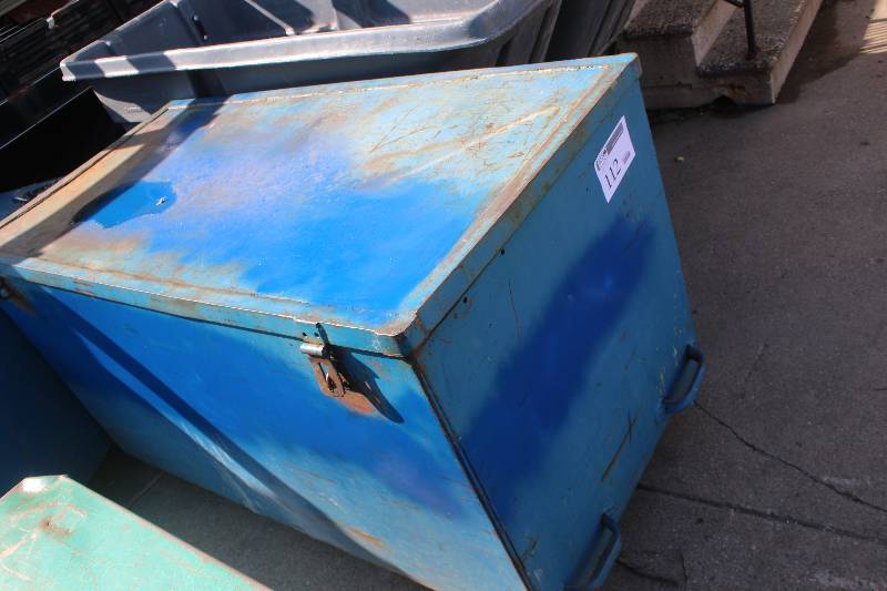 lot 112 image: 4-Wheel Metal Storage Bin w Lockable Hinged Lid