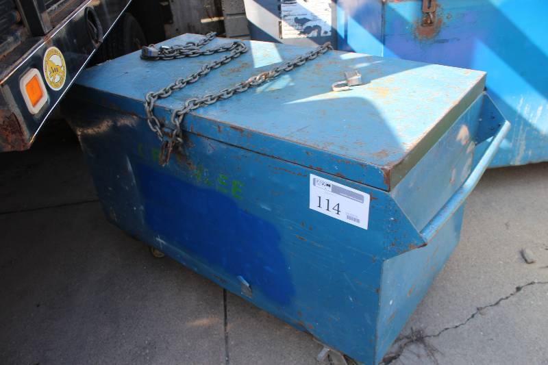 lot 114 image: 4-Wheel Metal Storage Bin w Lockable Hinged Lid