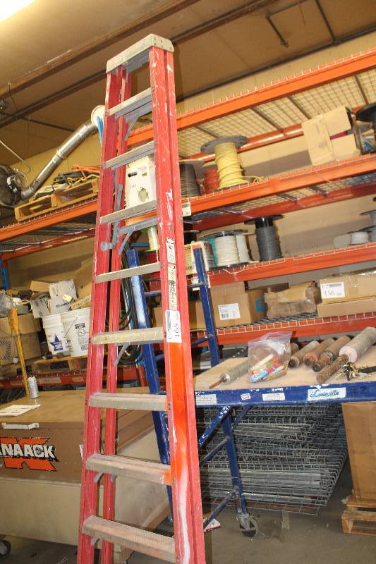 lot 165 image: 10ft. Fiberglass Aluminum Ladder