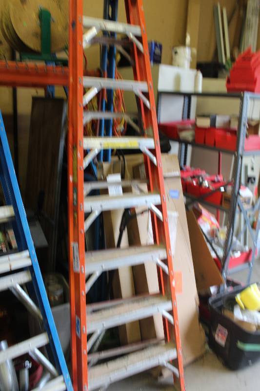 lot 168 image: Green Bull 8ft. Fiberglass Aluminum Ladder