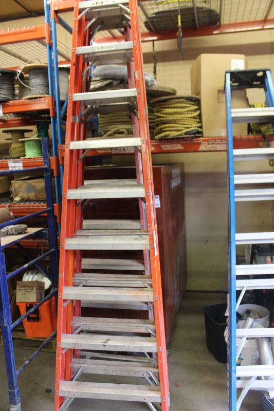lot 166 image: Louisville 10ft. Fiberglass Aluminum Ladder