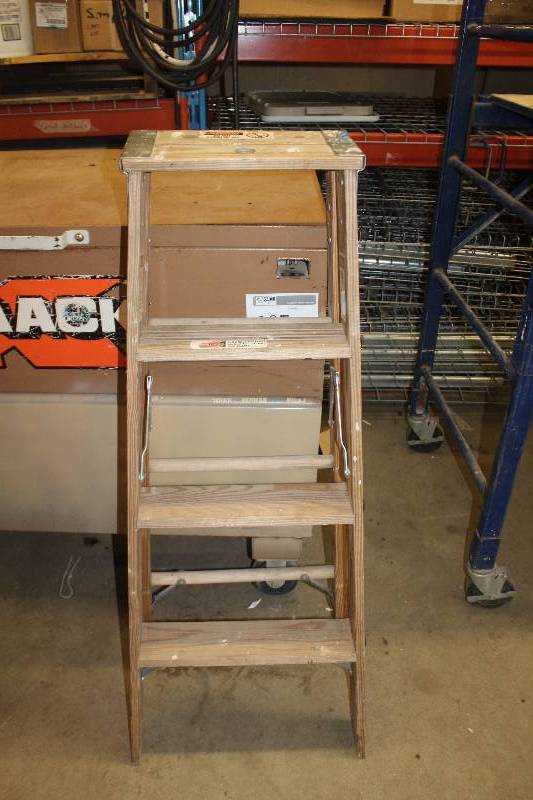 lot 174 image: Werner 4ft. Wood Ladder