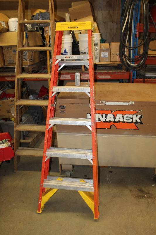 lot 171 image: Werner 6ft. Fiberglass Aluminum Ladder