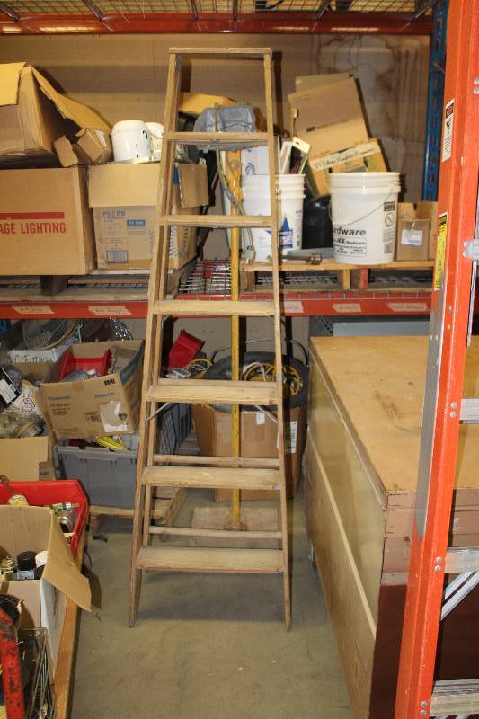 lot 173 image: 7ft. Wood Ladder