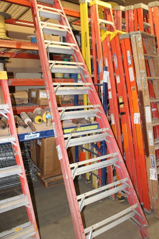lot 189 image: Louisville 12ft. Fiberglass Aluminum Ladder