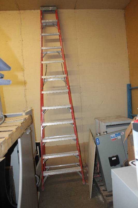lot 190 image: 12ft. Fiberglass Aluminum Ladder